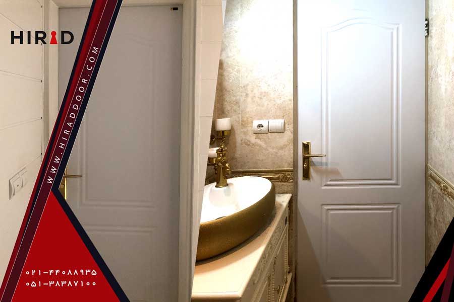 تصویر درب ورودی سفید نصب شده در فضای سرویس بهداشتی